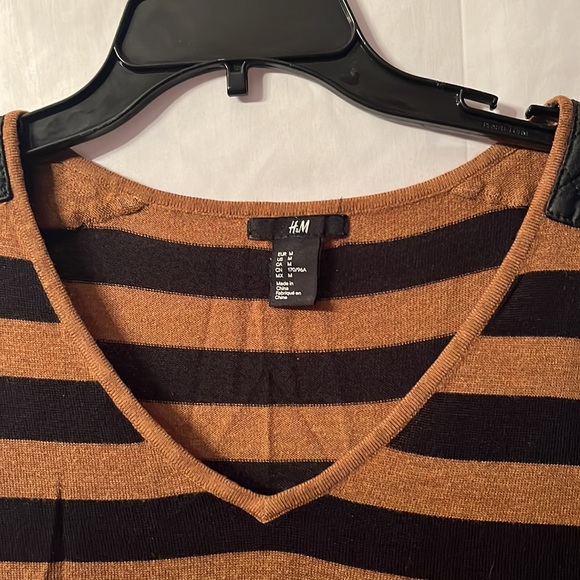 H&M Top with Faux Leather Shoulder Medium - Picture 4 of 7